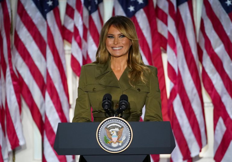 Melania Trump da la bienvenida a nuevos ciudadanos de EEUU