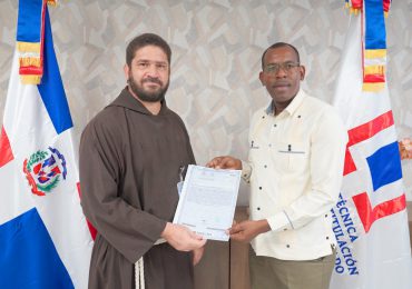 Unidad de Titulación entrega título de propiedad a la Orden Menor de Los Capuchinos
