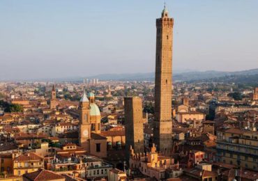 Clausuran torre medieval en ciudad italiana de Bolonia por temor a que se derrumbe