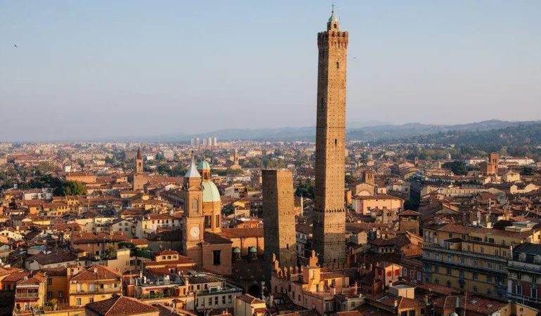 Clausuran torre medieval en ciudad italiana de Bolonia por temor a que se derrumbe