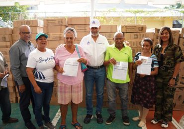 Unas 300 familias de Arroyo Bonito en Santo Domingo Oeste reciben enseres del hogar  