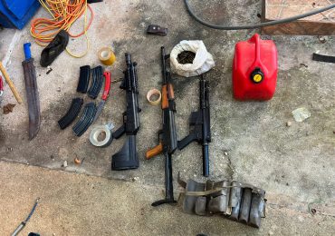 Apresan dos extranjeros en Barahona con tres fusiles de asalto y municiones