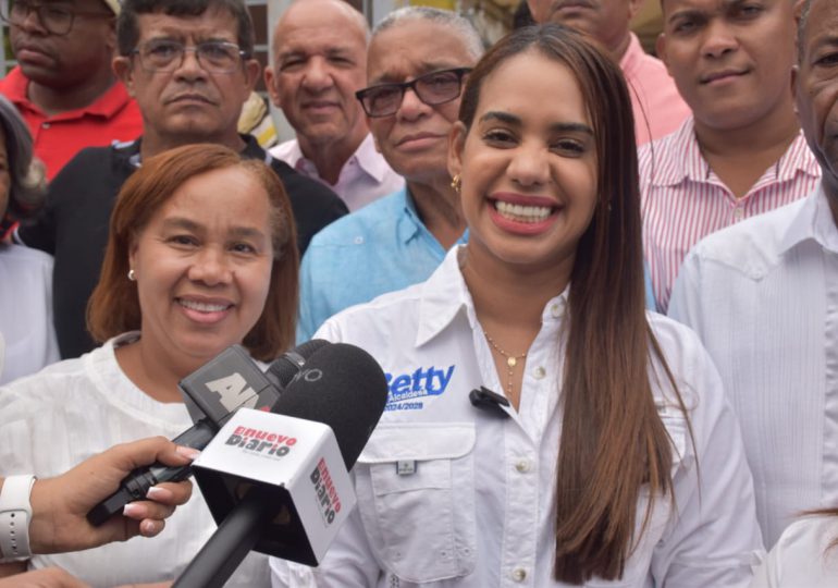 Betty Gerónimo inscribe su candidatura a Alcalde por SDN