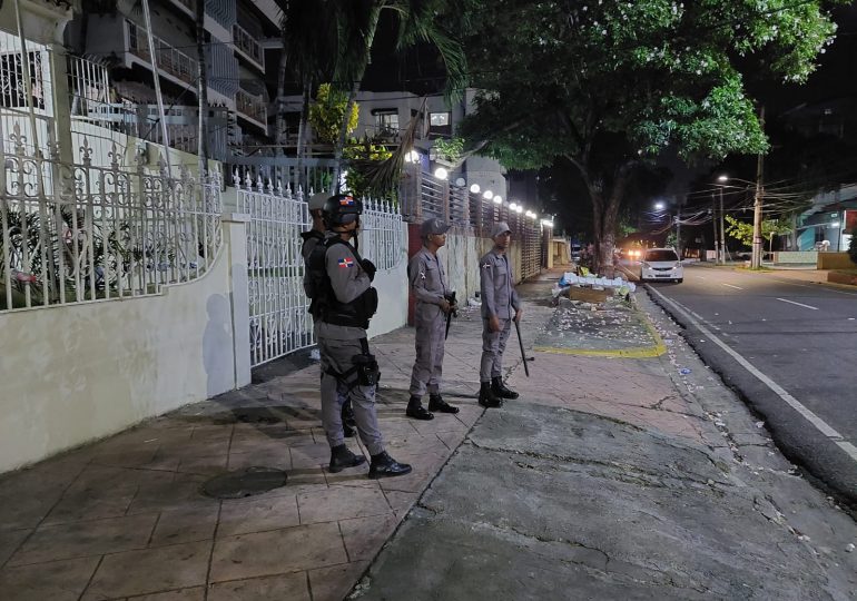 VIDEO | Colegio de Abogados permanece en calma y cerrado, pero custodiado por policías