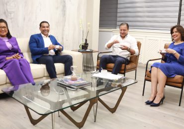 Abel y Margarita sostienen encuentro con candidatos a alcaldes y directores del Gran Santo Domingo