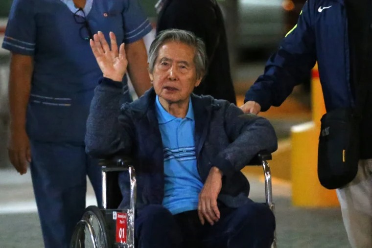 El indultado expresidente peruano Alberto Fujimori sale de prisión