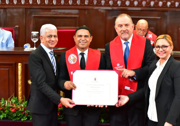 Sadoki Duarte se gradúa de Máster en Derecho Constitucional y Derecho Público