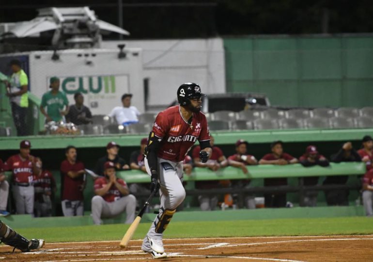 Henrry Urrutia batea de 4-4 y Gigantes empatan en primero con Estrellas