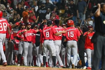 Leones desplazan al Licey del tercer lugar con victorias 9-4