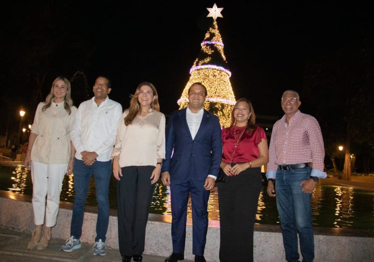 Alcaldía DN enciende el árbol navideño en parque Eugenio María de Hostos