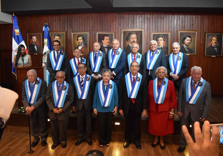 Instituto Duartiano juramenta miembros honorarios y develiza obras artísticas