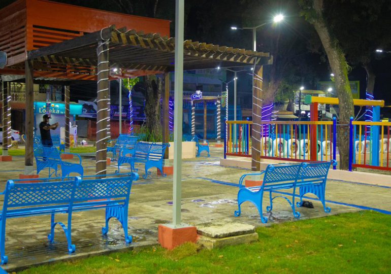 Alcalde Carlos Guzmán entrega Parque Central de Villa Mella totalmente remozado