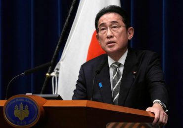 Renuncian a tres ministros japoneses por escándalo de sobornos