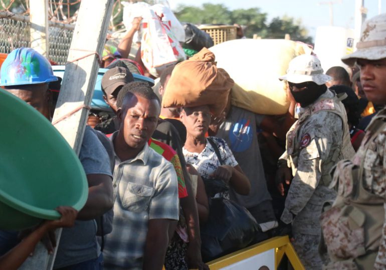 Miles de haitianos cruzan la frontera para participar en mercado de Dajabón