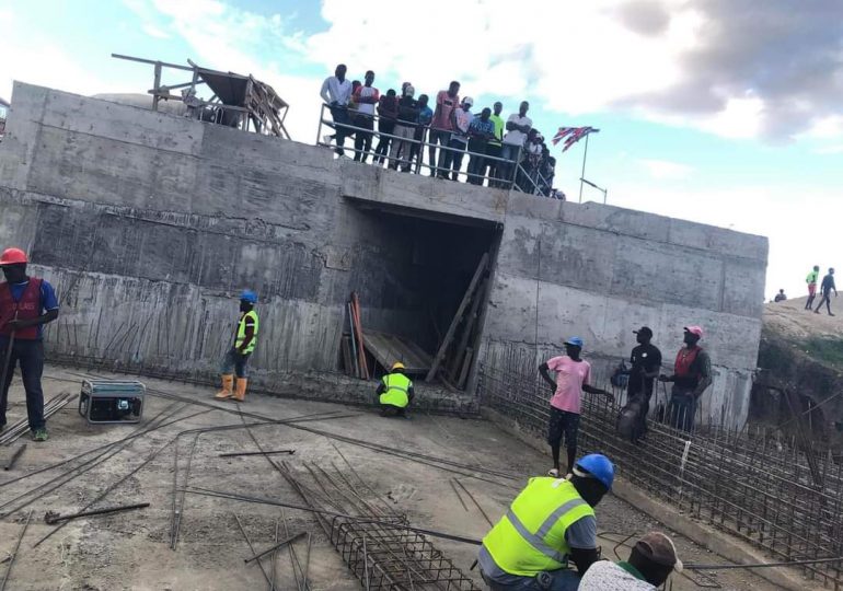 Haitianos amplían canal que busca desviar Río Masacre