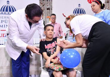 Ministro de Salud encabeza jornada de vacunación en barrio Pekín, Santiago