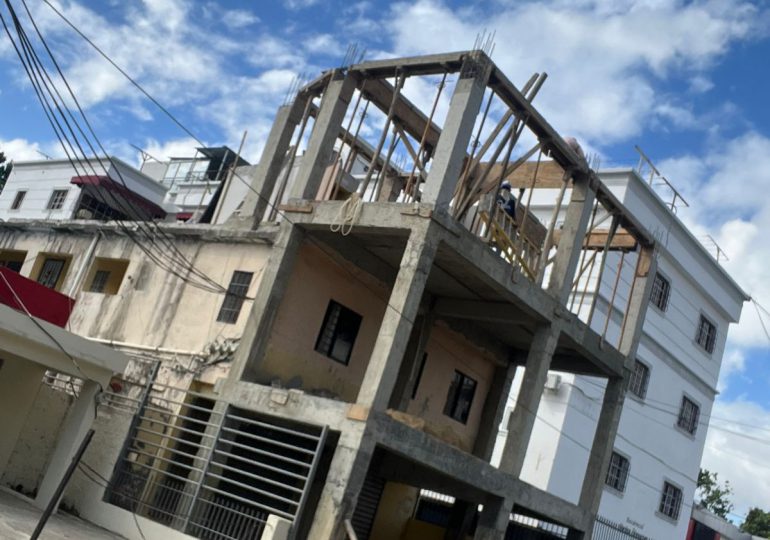 Denuncian construcción ilegal en el Ensanche Quisqueya