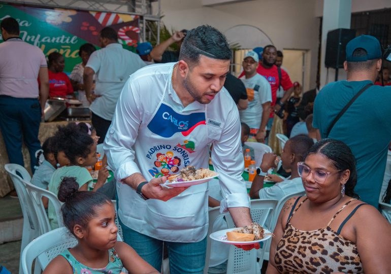 Carlos Valdez realiza cena navideña a niños de Haina por ocasión número 11