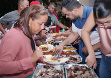 Candidato a alcalde realiza cena navideña en Tamboril