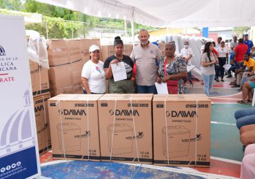 INABIE entrega 514 artículos del hogar a 297 familias afectas por el disturbio tropical en Santo Domingo Oeste