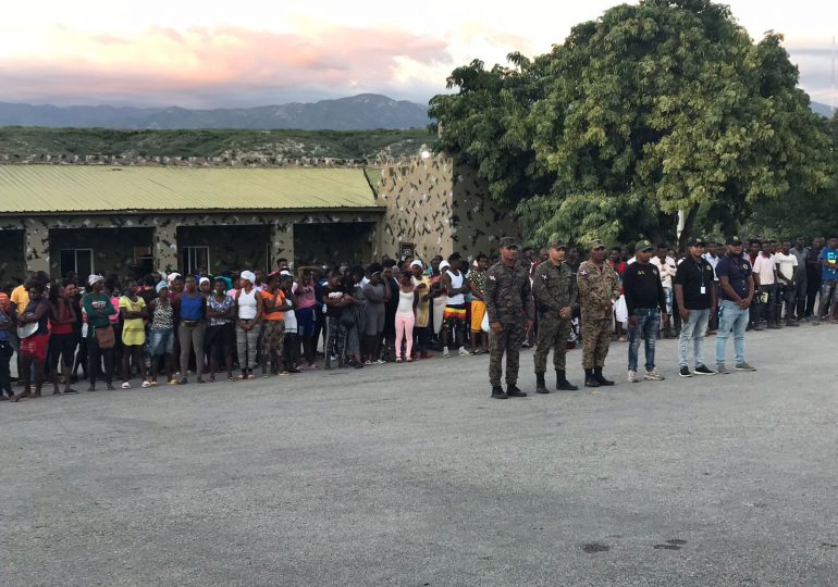 Migración deporta grupo de 324 nacionales haitianos que entró de forma ilegal por Bahoruco  