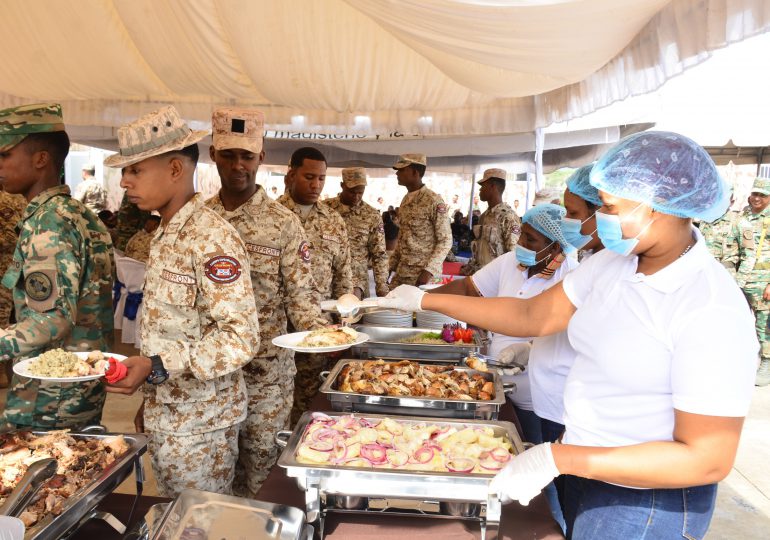 CESFRONT agasaja militares de Jimaní  con almuerzo y rifas con motivo a festividades navideñas 