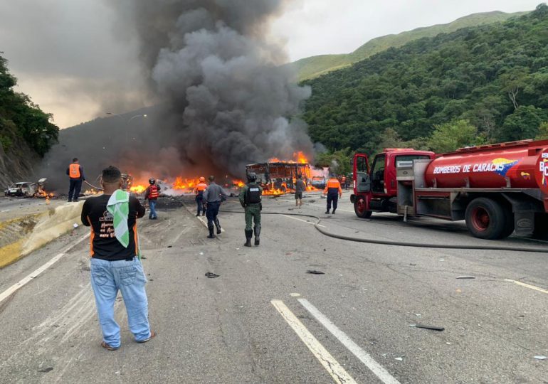 Sube a 16 la cifra de muertos en choque vial múltiple en Venezuela