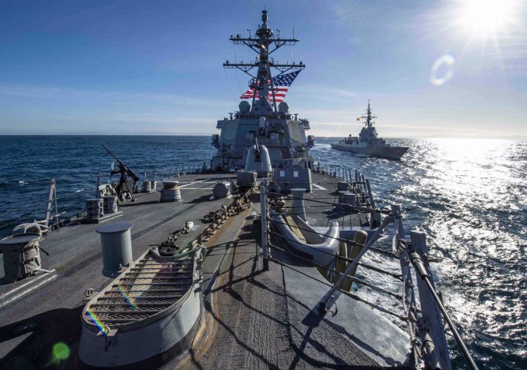 Un destructor estadounidense derriba drones tras ataque a buques en el Mar Rojo