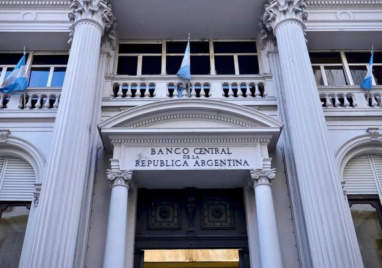 Banco Central argentino baja la tasa de interés de los plazos fijos del 133% al 110%