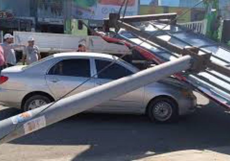 Acusan Alcaldía de Santiago de debilitar estructura de valla que impactó vehículo e hirió a dos personas