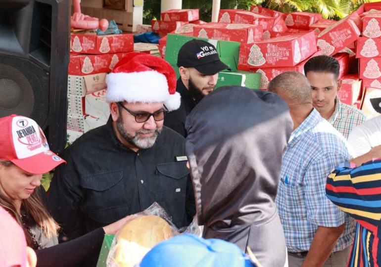 Senador Rogelio Genao entrega mil canastas navideñas a familias de Jarabacoa 