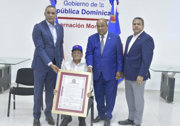Senado reconoce trayectoria a leyenda del béisbol Osvaldo Virgil