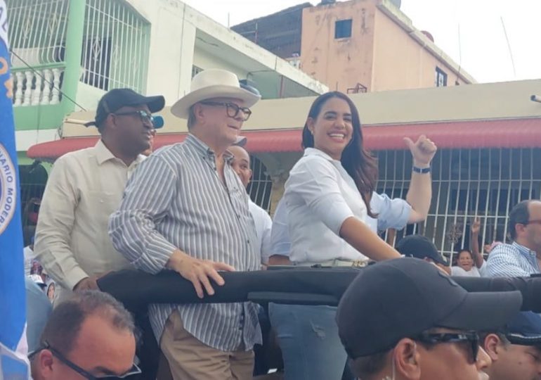 Hipólito Mejía y José Paliza acompañan a Betty Gerónimo en caravana en SDN