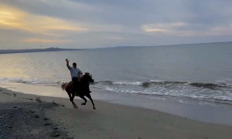 VIDEO | ¡Jaime David vuelve hacerlo! Inicia Año Nuevo en la playa y montando caballo