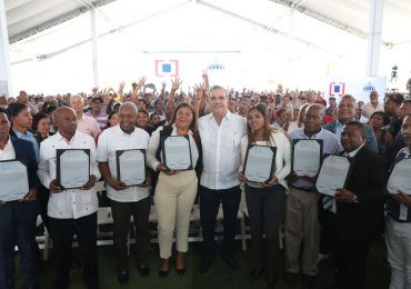 VIDEO | Presidente Abinader entrega 3100 títulos de propiedad a residentes del Tamarindo primero, Santo Domingo Este