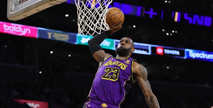 Lakers disfrutan del ‘show’ de LeBron y Russell y Jokic brilla con 42 puntos