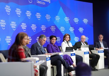 VIDEO | Políticas transparentes en RD impulsan estabilidad económica y atraen inversiones, según Raquel Peña en Davos