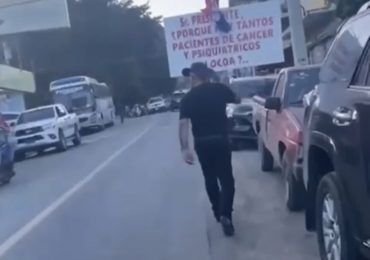 VIDEO | Arrestan en San José de Ocoa al Dr. Wazar Gómez mientras protestaba con cartel dirigido al presidente Abinader