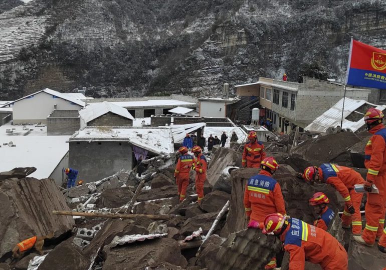 Suben a 31 los muertos por deslizamiento de tierra en China