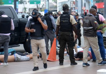 Ecuador, en "conflicto armado" contra el narco por una arremetida que deja unos 10 muertos