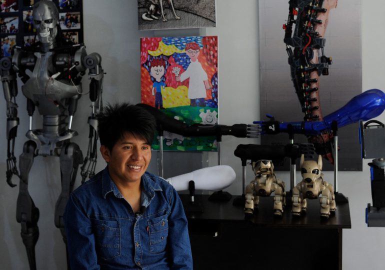 En Bolivia un ingeniero y  juguetero crea y regala prótesis 3D a mutilados pobres