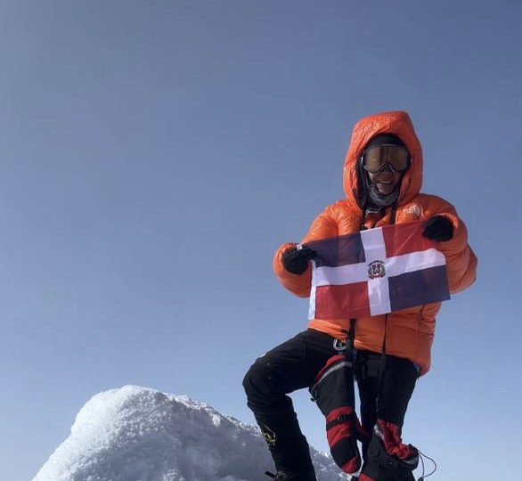 Dominicana Thais Herrera llega hasta la cumbre de Antártica