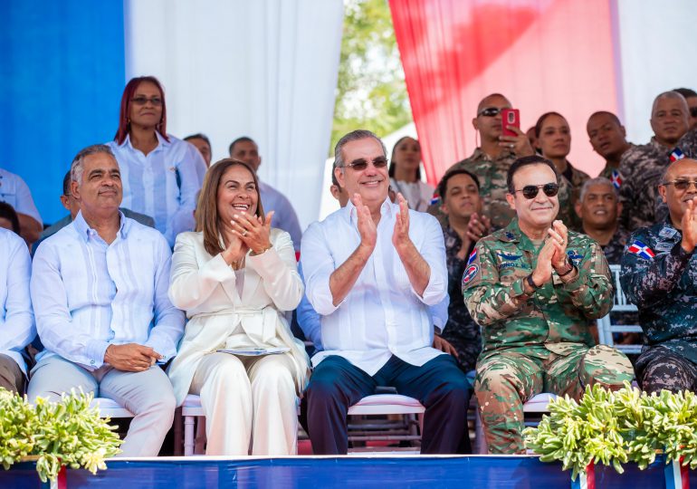 Presidente Abinader encabeza desfile cívico, militar y policial por 211 aniversario del natalicio de Juan Pablo Duarte