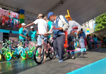 Centenares acuden a la Alcaldía del Distrito Nacional a cambiar sus Plásticos por Juguetes