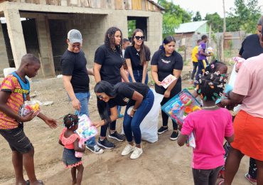Grupo socio cultural “Regalando Sonrisas” entrega regalos a niños en Dajabón