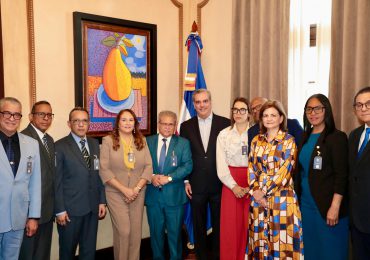 Presidente Abinader se reúne con comisión del Colegio Médico Dominicano en el Palacio Nacional