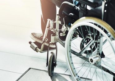 Una anciana en silla de ruedas sobrevive luego que un tren le pase por encima en Suiza