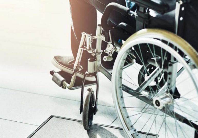 Una anciana en silla de ruedas sobrevive luego que un tren le pase por encima en Suiza