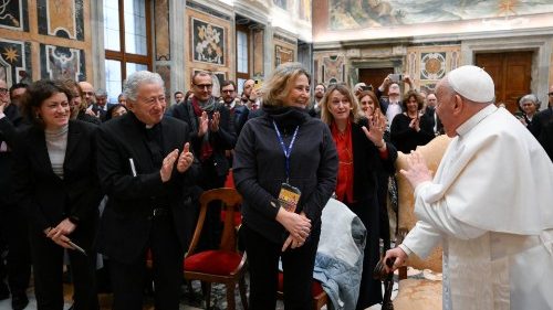 Papa Francisco pide a periodistas volver a las raíces de su vocación