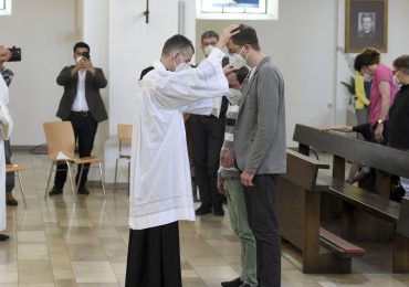 El Vaticano afirma que la bendición a parejas homosexuales no debe considerarse 'herética' ni 'blasfema'
